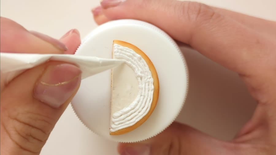 タルトにクリームを絞る