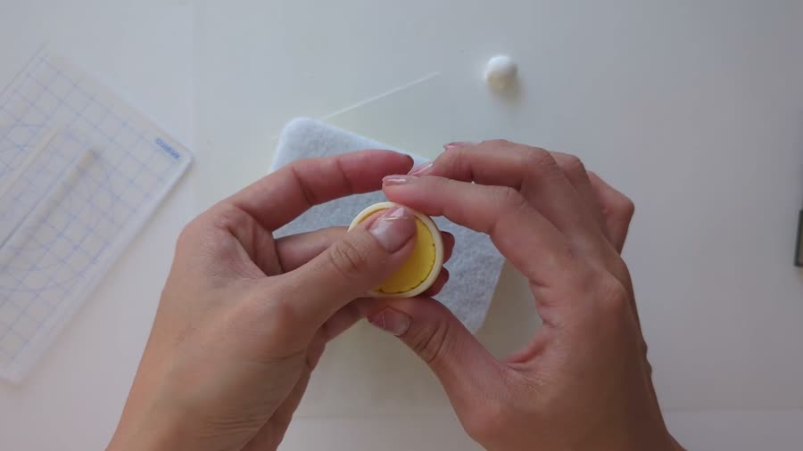 タルトにアーモンドクリームを入れる